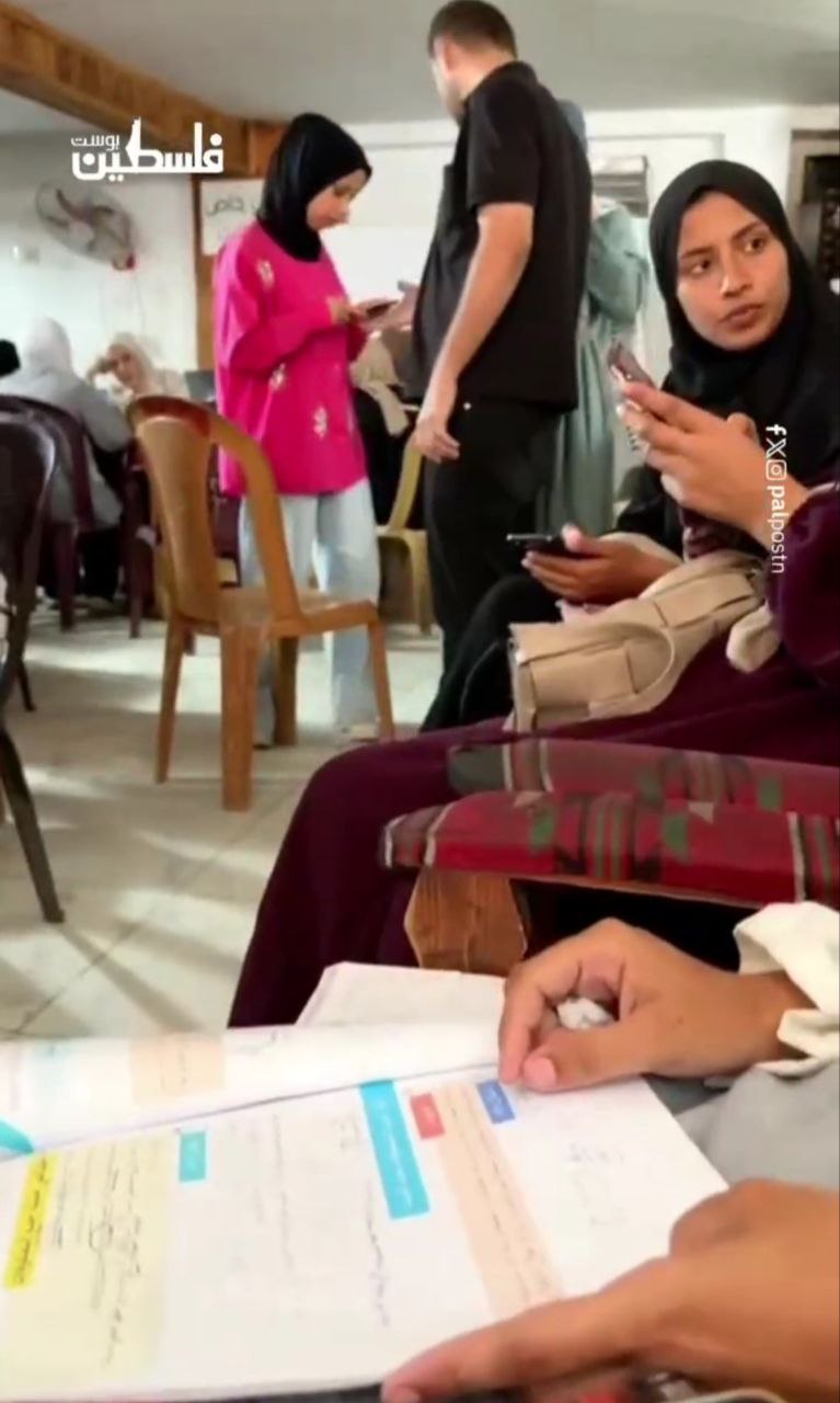  مشاعر الفرح تسود بين طلاب الثانوية العامة بعد ظهور نتائجهم في قطاع غزة متحدين الظروف الصعبة التي مروا فيها خلال حرب الإبادة.