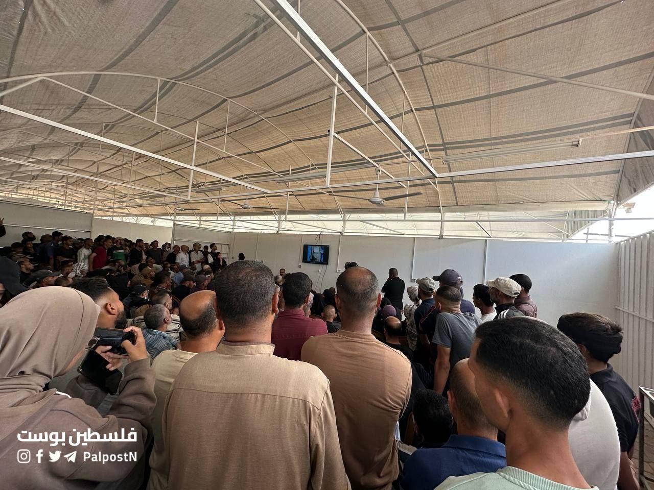 عائلات فلسطينية في غزة تحاول التعرف على أبنائها من بين الجثامين التي تسلمتها وزارة الصحة الفلسطينية من الاحتلال